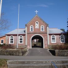 神聖な雰囲気に包まれた修道院の門