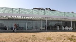 海に面した白亜の美術館