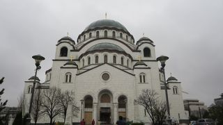 金色のイエス様のいらっしゃるセルビア正教の中心となる教会♪