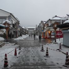 雪の積もった仲見世通り