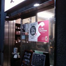 お店の入り口そばです。