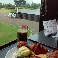 エッグベネディクトとオムレツ