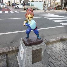 日輪寺前の海野六郎像。