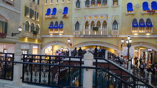 巨大ショッピングモール併設