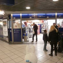 テルミニ駅地下一階にあります。