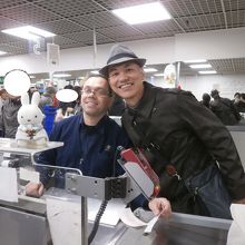 陽気な店員さんです。