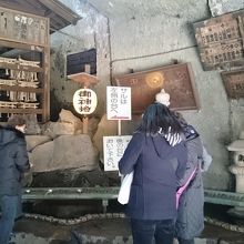 ザルにお金を入れて洗います