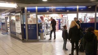 テルミニ駅構内！空港へ行く際にはここでお土産買うのがベスト！