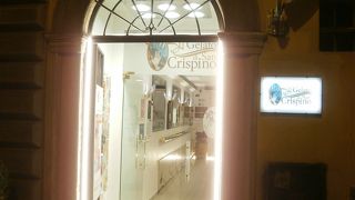 トレビの泉近くのジェラート屋さん。深夜までやっていてビックリ！