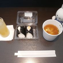 おかかと鮭のおにぎりとお味噌汁(ジュースは別)