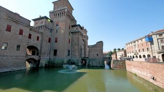 エステ家の栄華がしのばれる　地下牢やすばらしいフレスコ画が見もの