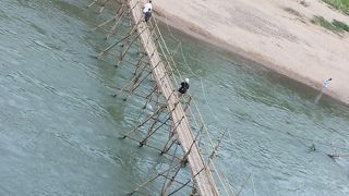 竹でできたユニークな橋があります。