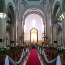 神聖な空気が満ちたマニラ大聖堂