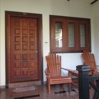 部屋の入口で、テ－ブルと椅子があります