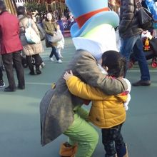 ジミニーに抱いてもらい感激