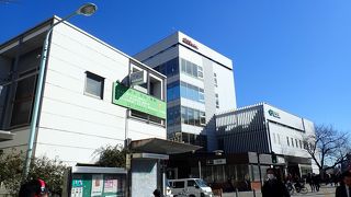 カフェやベーカリーなど、会社帰りに便利です。