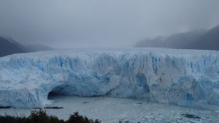氷河の崩落を見るには最適です