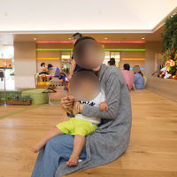 広いロビーには子供を遊ばせるエリアも。奥にはディズニーショッ