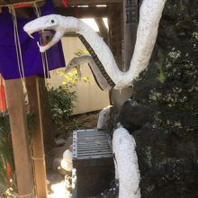 弁天様の周りには白蛇さまがいらっしゃいます。