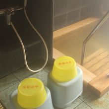 洗い場ですが少し狭い感じです。