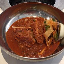 店員がハサミで麺を短く切ってくれます。