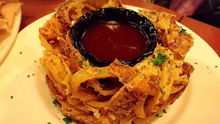 カラカウア通りの端っこにあるレストラン