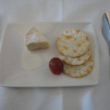 カマンベールチーズとクラッカー　あじは良い