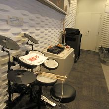 哀しいことに、滅多に触る機械のないドラムは調整中でした。