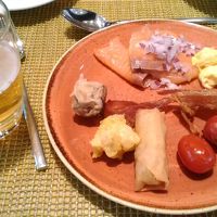 朝食の種類が豊富なのは、下のレストランです。