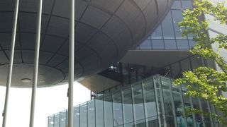 大きな球体が目印