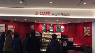 憧れのジョエル ロブションのパンをカフェでいただきました。