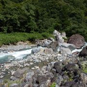 巨大なヒスイの原石がゴロゴロしている渓流