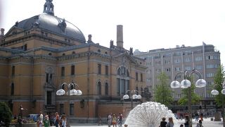 国立劇場前の公園に翼を広げたクジャクのように見えるユニークな噴水があります。