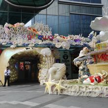 オーチャードロードに面した入口の飾り付け