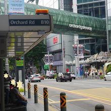 向かいのバス停から見たゲートウェイ