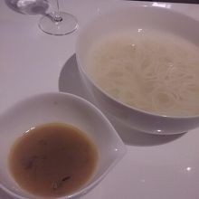 五島うどんをトリュフの出汁に付けて頂きます。