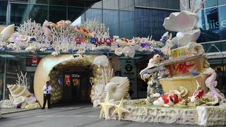 サマセット駅直結のショッピングモール