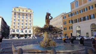 トリトーネの噴水あります