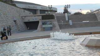 立派な大阪城ホールがとても目立っています