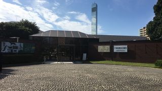 ポートタワーの近くにある県立美術館