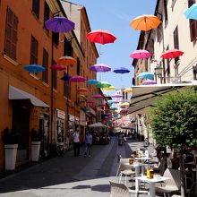 サラッチェーノ通りは傘で飾られている．