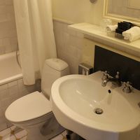 バスルームも古い感じがしました。バスタブが深かった