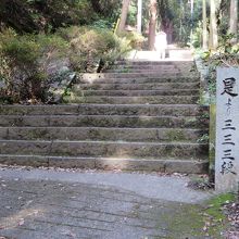 山門からの階段