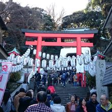 参道を上がったところ