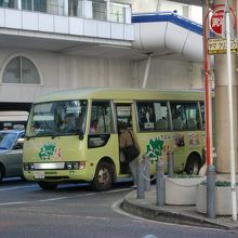 柏駅西口に停車中の送迎バス