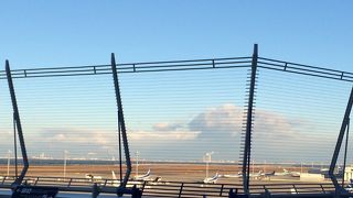 海と飛行機を眺められるスカイデッキ