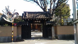 時代を感じる山門