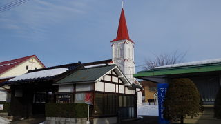 赤い塔屋が目を引く白亜の教会