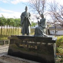 細川忠興とガラシャ婦人の像