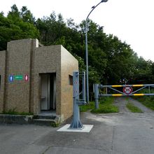 写真４：つつじ山駐車場のトイレと登山道のゲート